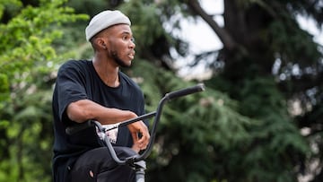 Courage Adams sobre su bici durante el rodaje de Encouraged, el documental de BMX en el que vuelve a sus raíces en Nigeria.