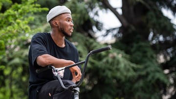 Courage Adams sobre su bici durante el rodaje de Encouraged, el documental de BMX en el que vuelve a sus ra&iacute;ces en Nigeria. 