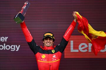 C¨®mo olvidar esa frase que el madrile?o dej¨® para la posteridad en su primera victoria en la F1 que alcanz¨® desde su primera pole. Fue una carrera de infarto desde la salida, cuando Zhou acab¨® bocabajo en un accidente espeluznante. Sainz tuvo la pizca de suerte necesaria con un pinchazo de Verstappen cuando lideraba y con un Safety Car que le permiti¨® atacar a Leclerc, al que hab¨ªa dejado pasar, con mejores neum¨¢ticos (Charles no par¨®) pese a la ocurrencia de su box de no hacerlo para defenderle de Hamilton. Pero Carlos tir¨® de orgullo, demostr¨® de qu¨¦ pasta est¨¢ hecho y solt¨® su ¡°dejad de inventar¡±. ¡°Le ped¨ª al equipo que me lo dejar¨¢n a m¨ª¡¡±, admit¨ªa. Y no s¨¦ equivoc¨®.