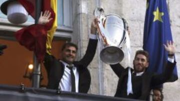 Casillas y Ramos, con la Champions en la Puerta del Sol.