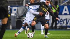 Auxerre's Malagasy midfielder Rayan Raveloson (L) and Paris Saint-Germain's Italian midfielder Marco Verratti fight for the ball during the French L1 football match between AJ Auxerre and Paris Saint-Germain (PSG) at Stade de l'Abbe-Deschamps in Auxerre, central France, on May 21, 2023. (Photo by ARNAUD FINISTRE / AFP)