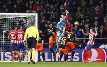 Choque entre Godín y Neto en el que el uruguayo podría haber perdido algún diente 