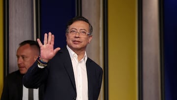 FILE PHOTO: Colombian President Gustavo Petro waves as he arrives at a press conference amid an ongoing dispute with his U.S. counterpart Donald Trump over U.S. strikes on boats in the Caribbean and tariffs, at the Casa de Narino in Bogota, Colombia, October 23, 2025. REUTERS/Luisa Gonzalez/File Photo