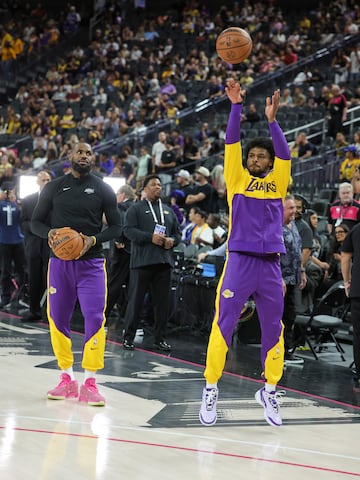 Padre e hijo se divierten durante el calentamiento previo al partido de pretemporada de la NBA entre Golden State Warriors y Los Angeles Lakers.