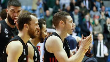 Los jugadores del Real Madrid, tras vencer al Monbus Obradoiro, 84-78, durante el partido de la Liga ACB que se disputa esta noche en el pabellón Fontes do Sar en Santiago de Compostela.