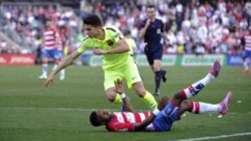 El central del FC Barcelona Marc bartra,iz, tras cometer penalti sobre Lass del Granada.