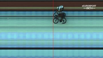 Imagen de la foto finish en el esprint entre Michal Kwiatkowski y Benoit Cosnefroy en la Amstel Gold Race.