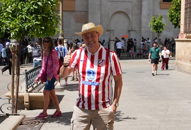 Ambiente futbolero con presencia de aficionados del Atlético de Madrid en distintos puntos de Sevilla.