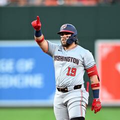 Andrés Chaparro debuta en Grandes Ligas con tres dobletes