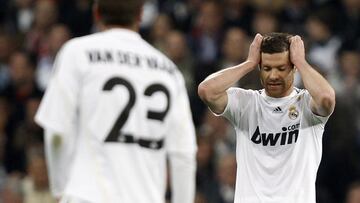 Xabi Alonso, en 2010 durante un partido contra el Barcelona.