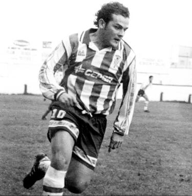 El extremo algecireño fallece en Cádiz a los 49 años, víctima de una dura enfermedad. García León fue un jugador que militó en el Algeciras y la Balompédica Linense, coloquialmente conocida como la Balona. Fue el héroe del ascenso a Segunda B de la la Balona, gracias a un doblete. En los últimos años, pertenecía al cuerpo técnico del Algeciras y logró dos ascensos con el equipo albinegro.