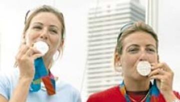 <b>BESOS EN EL PORT OLÍMPIC. </b>Natalia y Sandra, en la sede del 92.