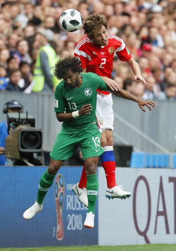 Mario Fernandes y Yasir Al-Shahrani.