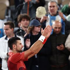 Djokovic cierra ‘con ganas de fiesta’ Roland Garros a las 03:00