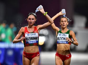 Volha Mazuronak de Bielorrusia y Salome Rocha de Portugal durante  el Maratón Femenino en losCampeonatos Mundiales de Atletismo Doha 2019 el  28 de septiembre de 2019. 