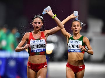 Volha Mazuronak de Bielorrusia y Salome Rocha de Portugal durante  el Maratón Femenino en losCampeonatos Mundiales de Atletismo Doha 2019 el  28 de septiembre de 2019. 