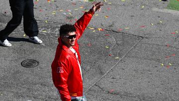 KANSAS CITY, MISSOURI - FEBRUARY 14: Patrick Mahomes #15 of the Kansas City Chiefs celebrates with fans during the Kansas City Chiefs Super Bowl LVIII victory parade on February 14, 2024 in Kansas City, Missouri.   Eric Thomas/Getty Images/AFP (Photo by ERIC THOMAS / GETTY IMAGES NORTH AMERICA / Getty Images via AFP)