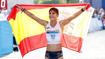 La marchadora española María Pérez posa con la bandera de España tras lograr la medalla de plata en los 20 kilómetros marcha femeninos en los Juegos Olímpicos de París 2024.