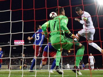 Spain&#039;s Sergio Ramos (C) scores a goal during the FIFA World Cup 2018 qualification football match between Liechtenstein and Spain on September 5, 2017 in Vaduz. / AFP PHOTO / Michael Buholzer