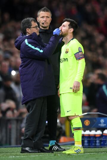 Leo Messi tuvo que recibir asistencia m¨¦dica despu¨¦s de recibor un golpe de Chris Smalling.