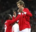 Inglaterra remonta gracias a dos goles de Peter Crouch