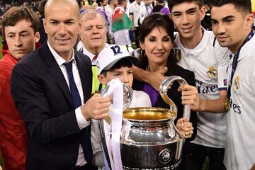 El 3 de junio de 2017 conquistó su segunda Champions (su quinto título y la duodécima Champions del Madrid) tras ganar la final a la Juventus en Cardiff, Gales. En la foto, Zidane y su familia posan con el trofeo. 