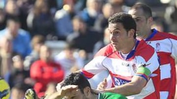 <b>OFENSIVA FINAL. </b>Molina intenta controlar una pelota pero Ínigo López se le impone con contundencia. El Betis lo intentó al final con varios delanteros sobre el campo.