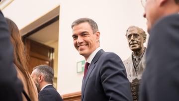 El presidente del Gobierno en funciones y candidato a la reelecci¨®n, Pedro S¨¢nchez, a su salida de la primera sesi¨®n del debate de investidura de Pedro S¨¢nchez como presidente de Gobierno, en el Congreso de los Diputados, a 15 de noviembre de 2023, en Madrid (Espa?a). El Sal¨®n de Plenos del Congreso acoge hoy y ma?ana, 16 de noviembre, el debate de investidura del presidente del Gobierno en funciones, Pedro S¨¢nchez. El secretario general del PSOE tiene el apoyo de 179 diputados de los 350 del Congreso. Est¨¢ previsto que votar¨¢n a favor de que el l¨ªder socialista sea presidente del Gobierno tras exponer su programa PSOE, Sumar, ERC, Junts, EH Bildu, PNV, BNG y Coalici¨®n Canaria frente a los 171 en contra de PP, Vox y UPN. El acto se celebra en un momento de tensi¨®n por las concentraciones en la sede del PSOE en Ferraz y protestas en contra de la ley de amnist¨ªa registrada por los socialistas que beneficia a los implicados del 'proc¨¦s'.
15 NOVIEMBRE 2023;INVESTIDURA;CONGRESO;PSOE;S?NCHEZ;PP;VOX;SUMAR;JUNTS;BILDU;BNG;AMNIST?A;ERC;POL?TICA;DIPUTADOS
Diego Radam¨¦s / Europa Press
15/11/2023