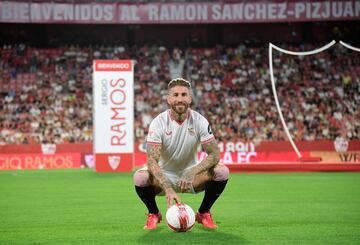 25.000 aficionados acuden al estadio Ramón Sánchez Pizjuán a la presentación de Sergio Ramos, nuevo fichaje del Sevilla.