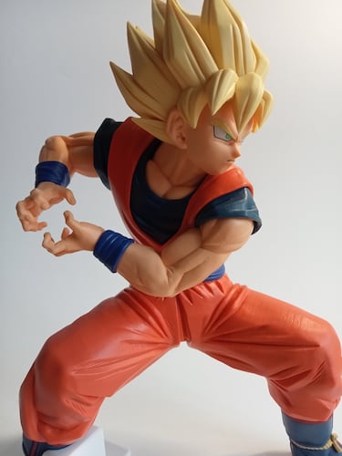 Goku carga el Kamehameha a máxima potencia que pulverizó a Célula en esta imponente figura