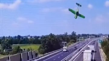 El espeluznante accidente de una avioneta cayendo en picado a una autopista: dos personas muertas