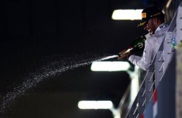 Lewis Hamilton celebrando la victoria. 