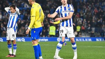 Real Sociedad's Norwegian forward Alexander Sorloth (R) gestures during the Spanish League football match between Real Sociedad and Cadiz CF at the Reale Arena stadium in San Sebastian on March 3, 2023. (Photo by ANDER GILLENEA / AFP) (Photo by ANDER GILLENEA/AFP via Getty Images)