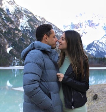 La feliz pareja y próximos papás en el Lago Di Valdaora