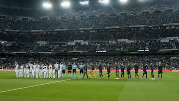Los jugadores del Real Madrid y el Celta de Vigo forman sobre el césped antes del último partido de Liga entre ambos equipos disputado en el Santiago Bernabéu, el 16 de febrero de 2020.