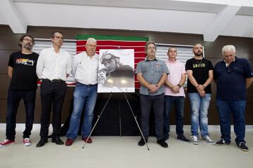 Homenaje en el pabellón municipal Ángel Nieto en Zamora. El presidente de la Asociación Motociclista Zamorana (AMZ), Enrique González, y miembros de la corporación municipal guardan un minuto de silencio.