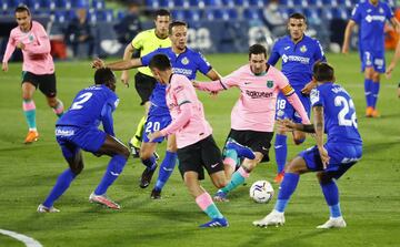 Leo Messi rodeado de jugadores del Getafe.