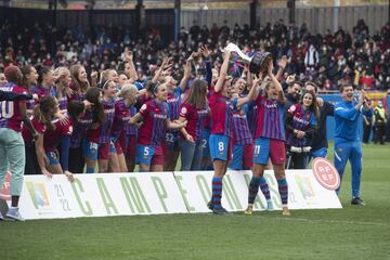 Las capitanas, Alexia Putellas y Marta Torrejón, alzan el título de liga, el 7º en la historia del Barcelona femenino.
