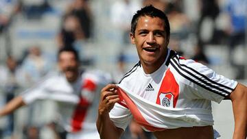 Alexis Sánchez visitó la camiseta de River Plate en el clásico del Clausura 2007-08. El chileno destacó con una jugada que burló a la defensa de Boca, y que terminó en penal.