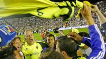 <b>JÚBILO DESATADO. </b>Los jugadores del Zaragoza celebran exultantes la salvación sobre el césped del Ciudad de Valencia.