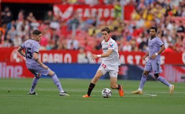 Manu Bueno encara a Fede Valverde.