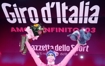 El corredor portugués del equipo Deceuninck, Joao Almeida, celebra en el podio con el  maillot rosa tras la décima etapa de la carrera