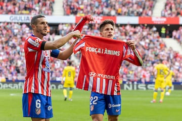 Giuliano Simeone, enseñó una camiseta de ánimo en la celebración, bonito detalle.