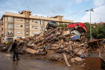 Una montaña de basura, vehículos y mobiliario destrozado tras el paso de la DANA en Alfafar, a 9 de noviembre de 2024, en Alfafar, Valencia, Comunidad Valenciana (España).