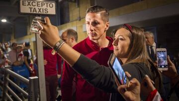 El Niño centró la atención de los aficionados que recicieron ayer al Atlético a su llegada al aeropuerto de Sevilla.