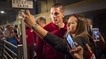 El Ni&ntilde;o centr&oacute; la atenci&oacute;n de los aficionados que recicieron ayer al Atl&eacute;tico a su llegada al aeropuerto de Sevilla.