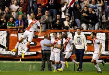 El delantero brasileño del Rayo Vallecano Léo Baptistao celebra con sus compañeros, el gol marcado ante el Athletic, el segundo del equipo, durante el partido correspondiente a la quinta jornada de Liga de Primera División que disputan en el estadio de Vallecas.
