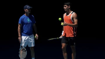 Carlos Alcaraz y Samuel López, durante un entrenamiento en el Open de Australia.