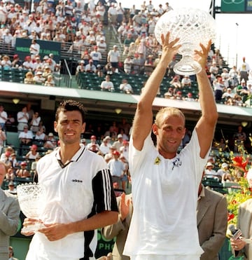 Dos horas despu谷s de meterse en la final de Miami en 1989, a costa de Yannick Noah, Thomas Muster fue atropellado por un conductor ebrio. Tuvo que operarse de urgencia en Viena de dos ligamentos de su pierna izquierda que acabaron cortados por el incidente, por lo que dijo adi車s a la final. Pero en 1997, el destino le dio una segunda oportunidad. Muster disput車, esta vez s赤, la final de Miami ante Sergi Bruguera y se llev車 el t赤tulo. ?Esto es una gran justicia para m赤?, reconoci車 el austriaco.