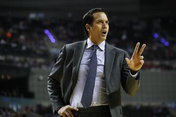 MEX58. CIUDAD DE MÉXICO (MÉXICO), 09/12/2017.- El técnico de los Heat de Miami, Erik Spoelstra, da instrucciones a sus jugadores hoy, sábado 9 de diciembre de 2017, durante un partido de baloncesto de la NBA, entre los Nets de Brooklin y los Heats de Miami, disputado en la Arena Ciudad de México, (México). EFE/Jorge Nuñez